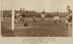 874527 Afbeelding van een spelmoment uit de voetbalwedstrijd tussen Velox (Utrecht) en O.S.V. (Oostzaan), op het ...